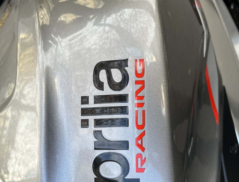 APRILIA TUONO 1100 V4 GRIS - 1ER MAIN 