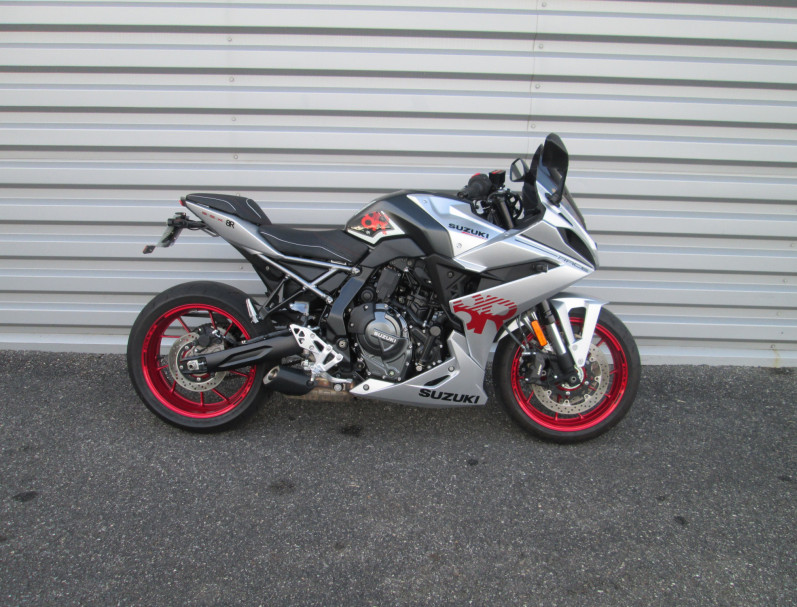 SUZUKI GSX-8R