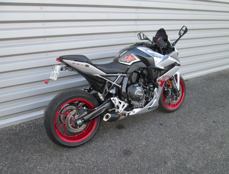SUZUKI GSX-8R
