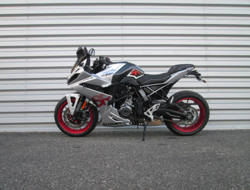 SUZUKI GSX-8R