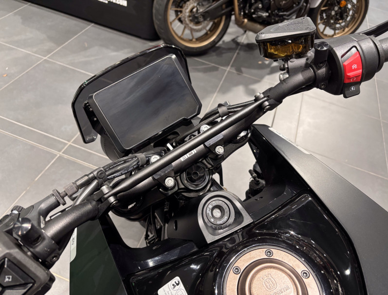 HUSQVARNA SVARTPILEN 801 / Garantie 