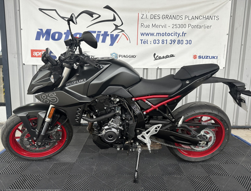 SUZUKI GSX-8S