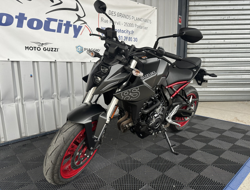 SUZUKI GSX-8S