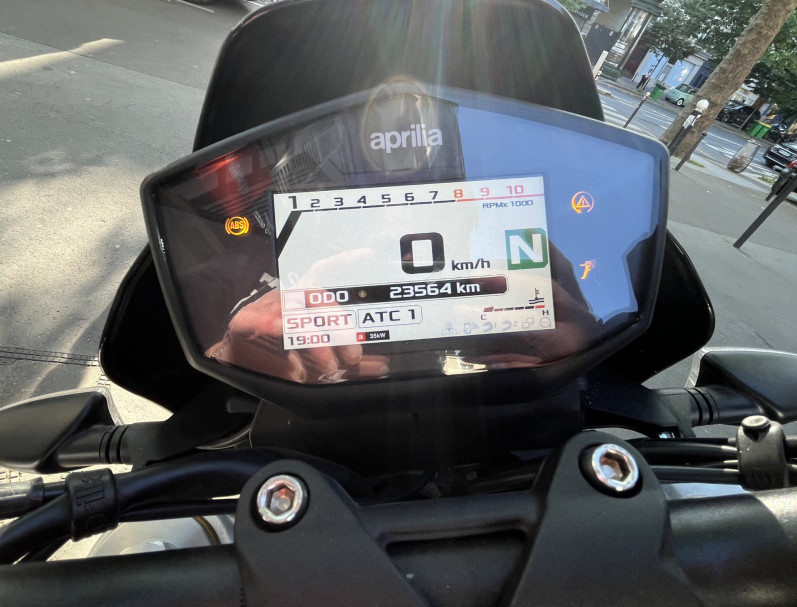 APRILIA DORSODURO 900 ABS NOIR BRIDE A2