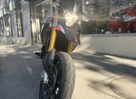 APRILIA DORSODURO 900 ABS NOIR BRIDE A2