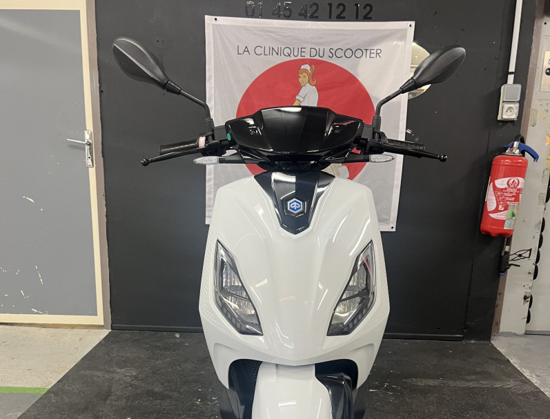 PIAGGIO 1 Electrique GARANTIE 24 MOIS BLANC BRILLANT BON ETAT CRIT
