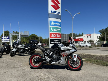 SUZUKI GSX-8R