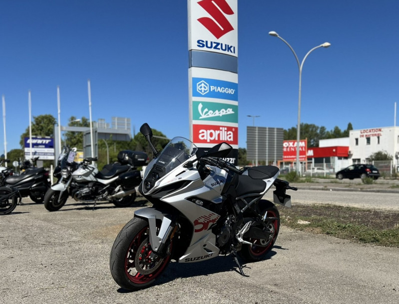 SUZUKI GSX-8R