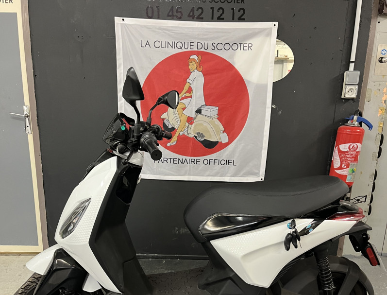 PIAGGIO 1 Electrique GARANTIE 24 MOIS BLANC BRILLANT BON ETAT CRIT