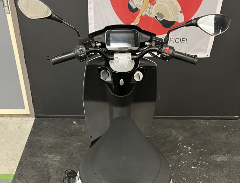 PIAGGIO 1 Electrique GARANTIE 24 MOIS BLANC BRILLANT BON ETAT CRIT