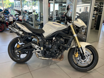 TRIUMPH STREET TRIPLE 675