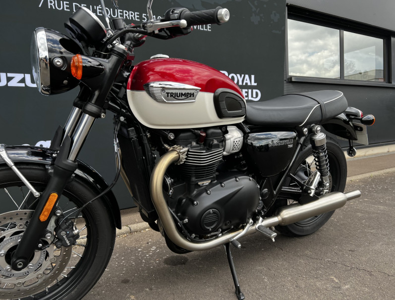 TRIUMPH BONNEVILLE T100 900