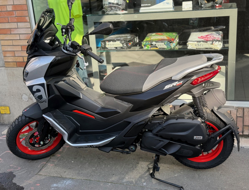 APRILIA SR GT 125 GARANTIE 5 ANS NEUF LIVRAISON POSSIBLE