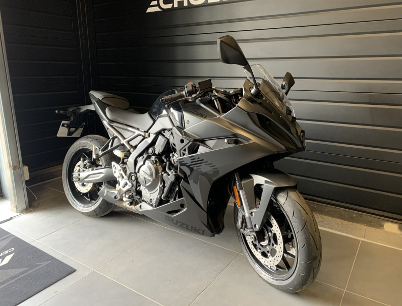 SUZUKI GSX-8R