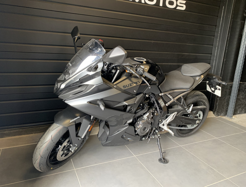 SUZUKI GSX-8R