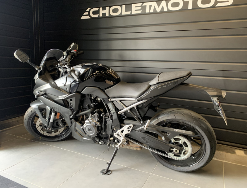 SUZUKI GSX-8R