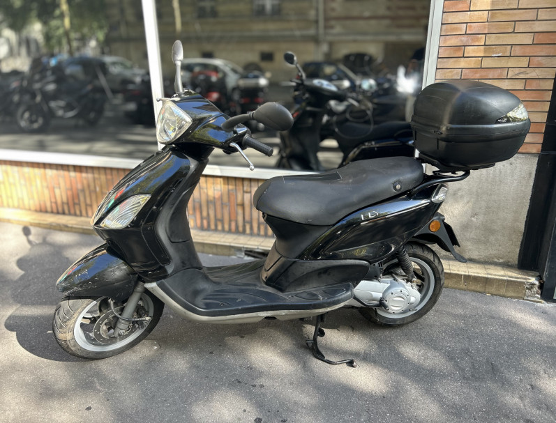 PIAGGIO FLY 50 NOIR / TOP CASE 
