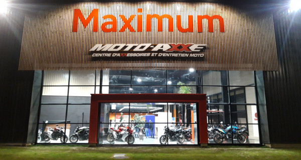 Logo de MAXIMUM